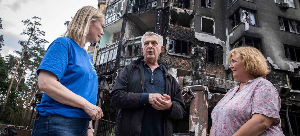 难民事务高级专员格兰迪（中）访问了乌克兰伊尔平的一个社区，那里有 上千座建筑物受损，115 座被完全摧毁。