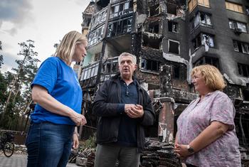 المفوض السامي لشؤون اللاجئين، فيليبو غراندي (في الوسط) يزور أحد الأحياء في إربين، أوكرانيا، حيث تضرر 1000 مبنى، ودُمر 115 بالكامل.