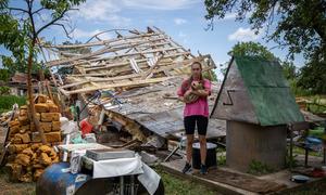 Украинка Светлана на руинах своего разрушенного дома. Ее семье удалось спастись, когда их дом был полностью разрушен двумя ракетами.