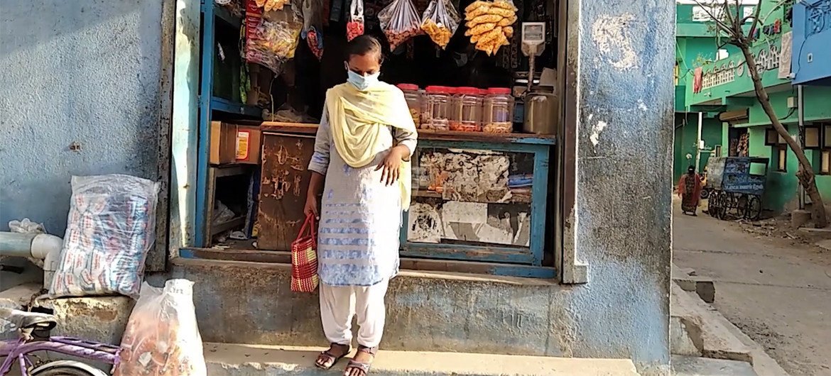 疫情期间，来自印度金奈的15岁女孩桑加正在购买日用必需品。