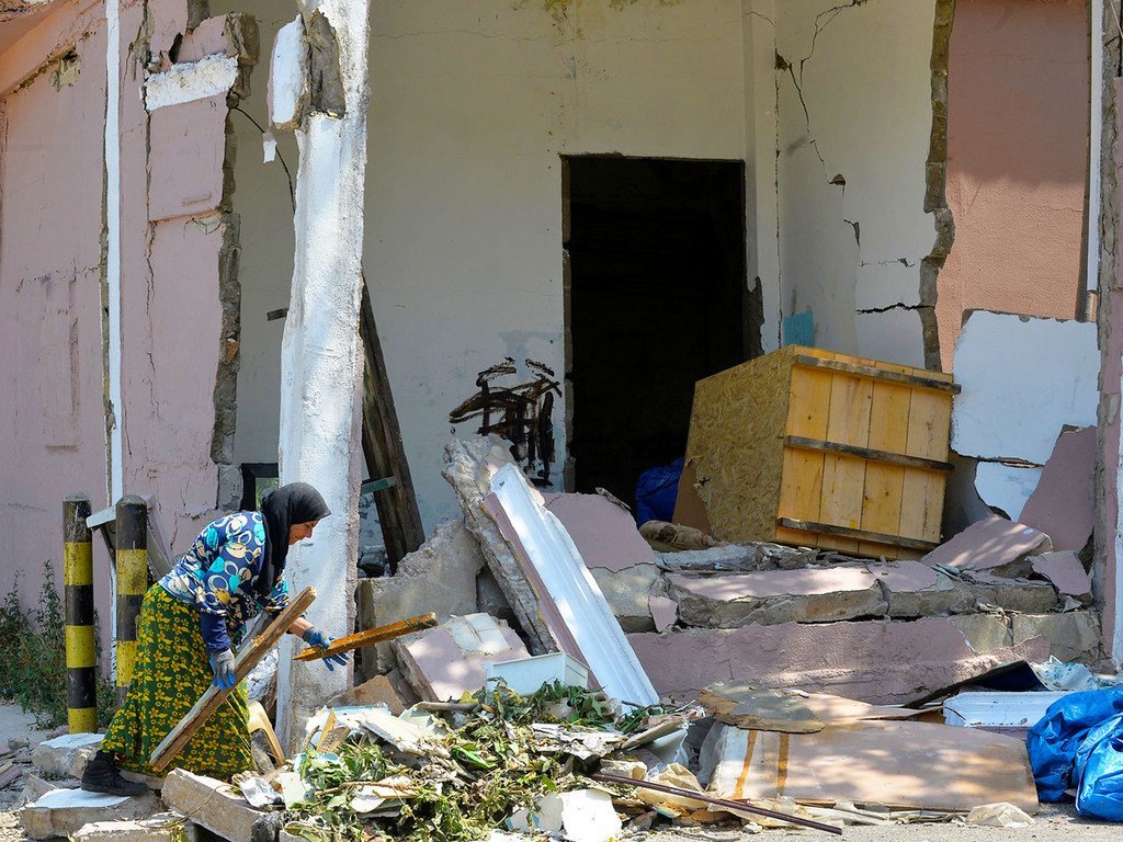 سيّدة في بيروت تبحث في ركام ما كان يوما ما منزلها بعد الانفجار في مرفأ بيروت يوم الثلاثاء 4 آب/أغسطس.