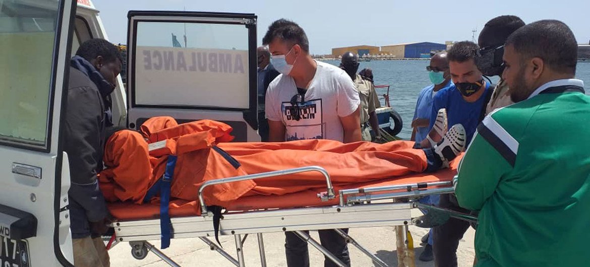 在毛里塔尼亚的努瓦迪布，漂流在西非海岸一艘船上的唯一幸存者被运送到救护车上。