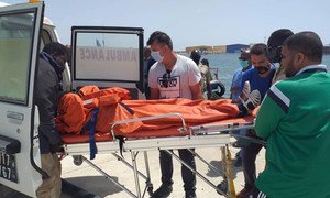 Le seul survivant parmi les passagers d'un bateau à la dérive au large de la côte ouest-africaine est transporté dans une ambulance à Nouadhibou, en Mauritanie.