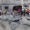7日，巴勒斯坦人站在加沙的瓦砾上。