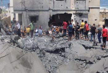 7日，巴勒斯坦人站在加沙的瓦砾上。