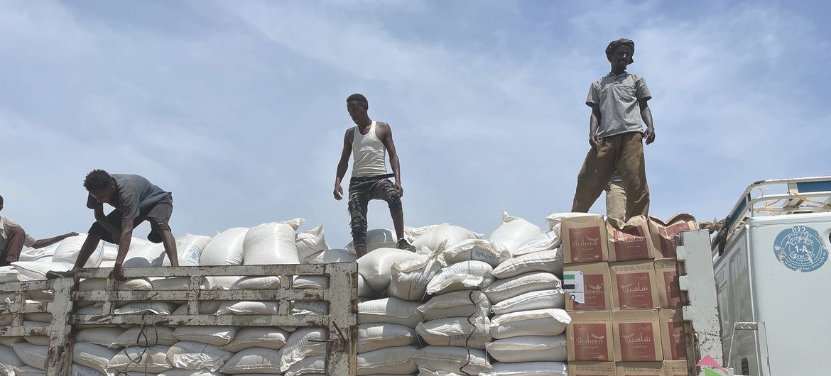 Alimentos são distribuídos pela ONU em Zelazle, norte da Etiópia. Secretário-geral solicita urgência para a retoma do acesso humanitário seguro e desimpedido 
