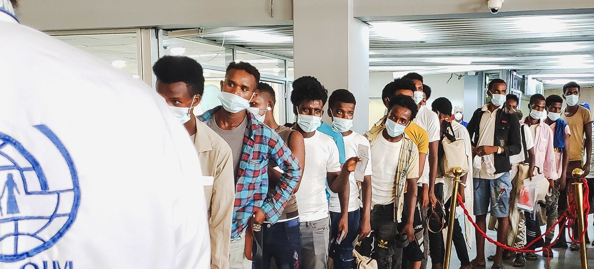 Los migrantes hacen cola en el aeropuerto de Adén (Yemen) para tomar un vuelo que les llevará a Etiopía.