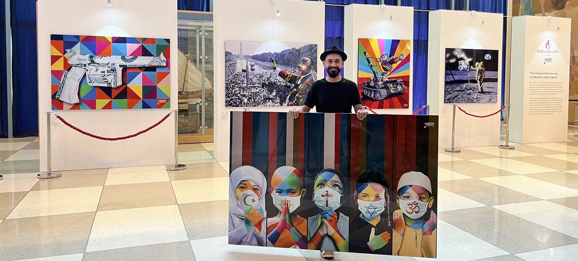 L'artiste Eduardo Kobra avec des oeuvres présentées au siège de l'ONU.