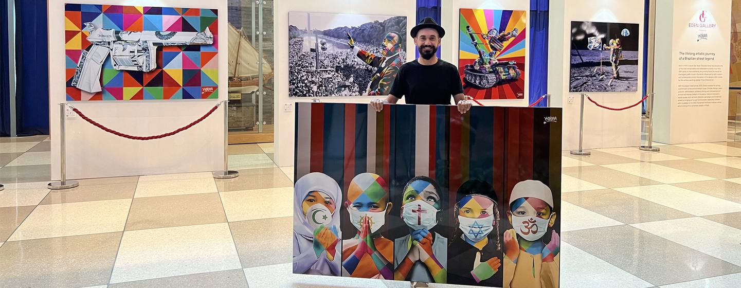 O artista brasileiro Eduardo Kobra na exposição com suas obras que marca a comemoração do bicentenário do Brasil, na sede da ONU