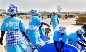 Un colectivo de mujeres procesando sardinas en Senegal.