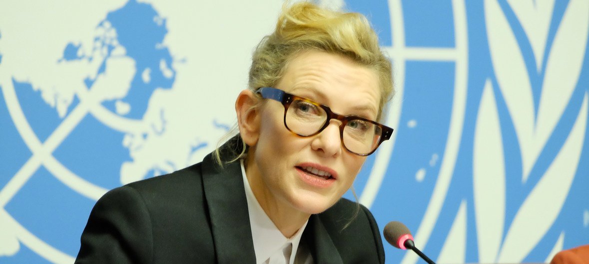 La embajadora de Buena Voluntad de la Agencia de las Naciones Unidas para los Refugiados (ACNUR),Cate Blanchett,  se dirige a los medios de comunicación en la sede de las Naciones Unidas en Ginebra