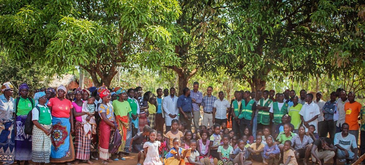 Foto de grupo com a comunidade de Calaveti na área de saúde do Centro de Saúde de Téngua, distrito de Milange, provincia de Zambezia  