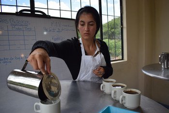 Производство кофе - сложный, многоступенчатый процесс. На фото - одна из участниц проекта по модернизации кофейного производства.