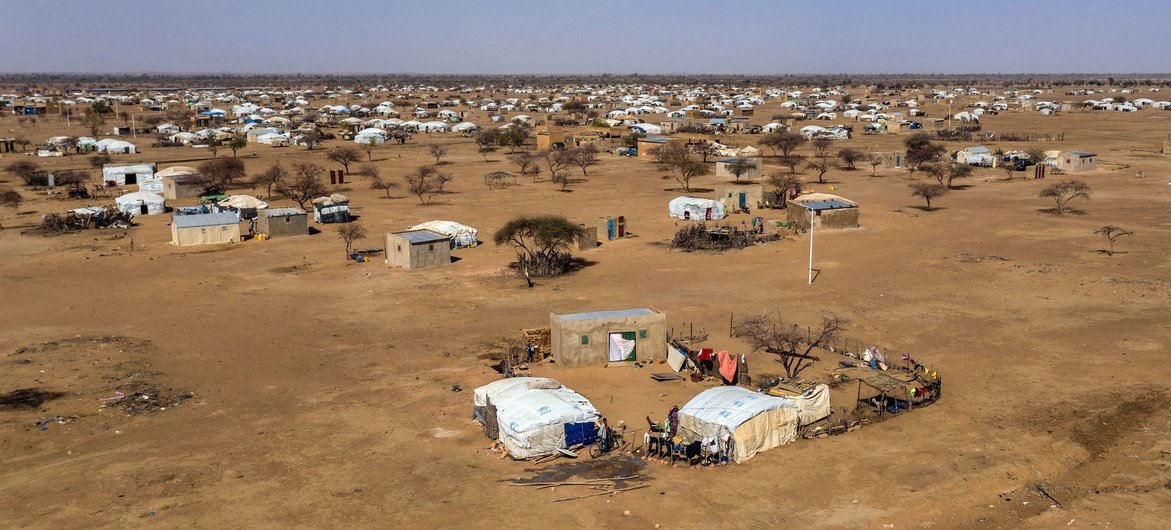 В Буркина-Фасо лагеря беженцев и внутренне перемещенных лиц нередно подвергаются нападениям экстремистов.