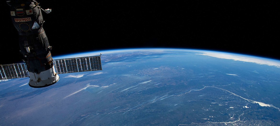 अन्तरिक्ष से नज़र आता एक उपग्रह, दक्षिण अमेरिका के ऊपर स्थित