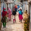 बांग्लादेश के ढाका शहर में मलिन बस्तियों में रहने वाले परिवारों को कोविड-19 महामारी के दौरान आपातकालीन सहायता प्रदान की जा रही है.