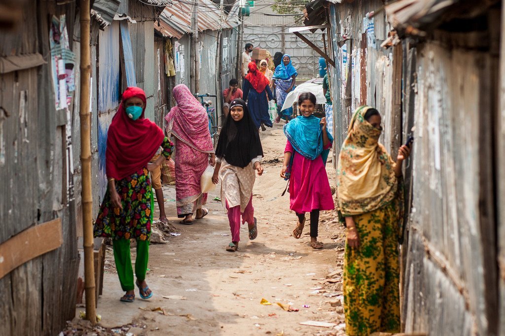 Las familias que viven en los barrios marginales de Dhaka, en Bangladesh, reciben ayuda de emergencia durante la pandemia de COVID-19.