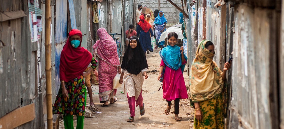 Las familias que viven en los barrios marginales de Dhaka, en Bangladesh, reciben ayuda de emergencia durante la pandemia de COVID-19.