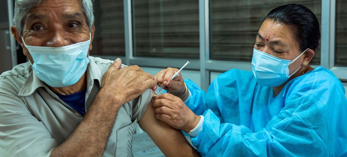 Une personne âgée reçoit sa deuxième dose de vaccin contre la Covid-19 à Kathmandou, au Népal.