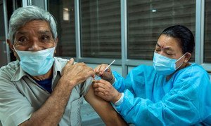Une personne âgée reçoit sa deuxième dose de vaccin contre la Covid-19 à Kathmandou, au Népal.