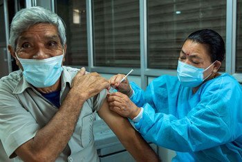 在尼泊尔首都加德满都，这老年人接种了第二剂新冠疫苗。