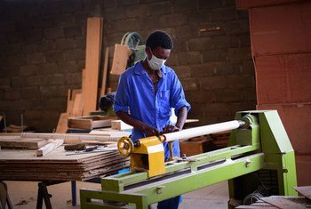 Un jeune homme en Erythrée travaille le bois pour fabriquer des meubles.