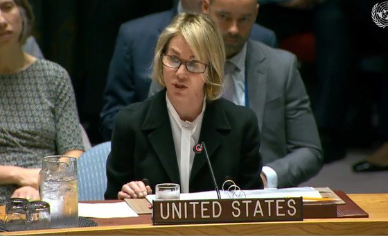Келли Крафт выступает с трибуны во время заседания Совета Безопасности ООН .