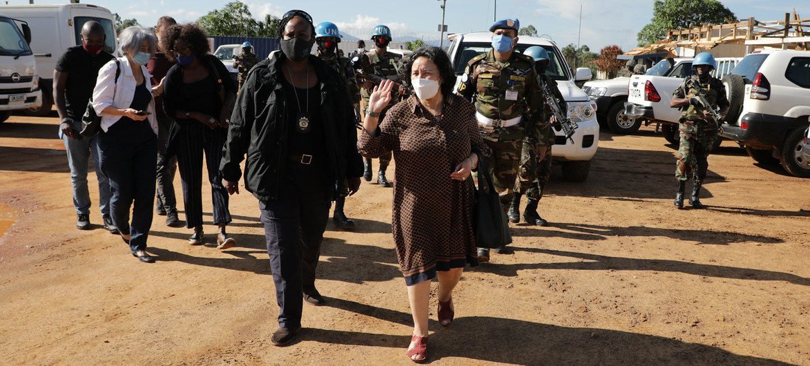 La Représentante spéciale du Secrétaire général pour la République démocratique du Congo, Leila Zerrougui, visitant Beni, dans la province du Nord-Kivu, en novembre 2020.