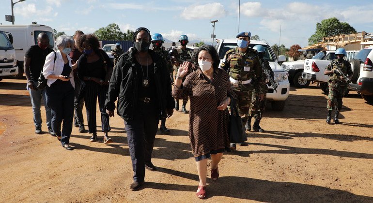 La Représentante spéciale du Secrétaire général pour la République démocratique du Congo, Leila Zerrougui, visitant Beni, dans la province du Nord-Kivu, en novembre 2020.