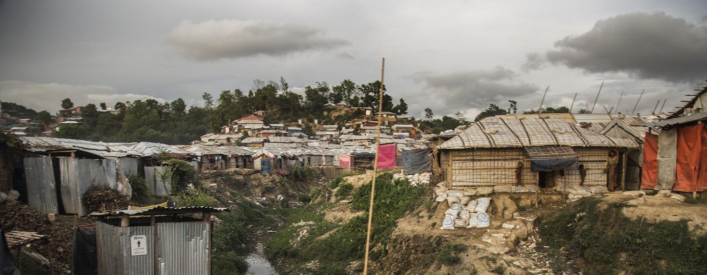 बांग्लादेश के कॉक्सेस बाज़ार में शरणार्थी शिविर में रोहिंज्या शरणार्थियों के आश्रय स्थल. (फ़ाइल फ़ोटो)