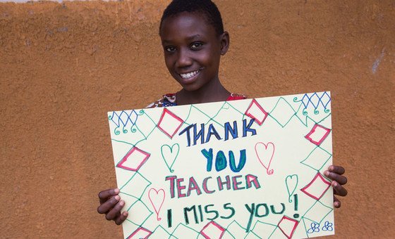 Menino do Uganda agradecendo professores por trabalho durante pandemia