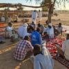 Le personnel du HCR évalue les besoins des personnes touchées par les violences intercommunautaires à Jebel Moun, au Darfour occidental.