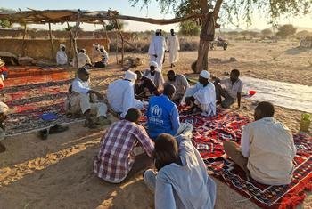 Wafanyakazi wa UNHCR wanatathmini mahitaji ya watu walioathiriwa na vurugu kati ya jumuiya huko Jebel Moon, Darfur Magharibi.