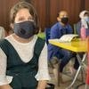 В ВОЗ призывают страны не закрывать школы, но широко использовать в них маски, проветривать классные комнаты и рассмотреть вопрос вакцинации детей. 