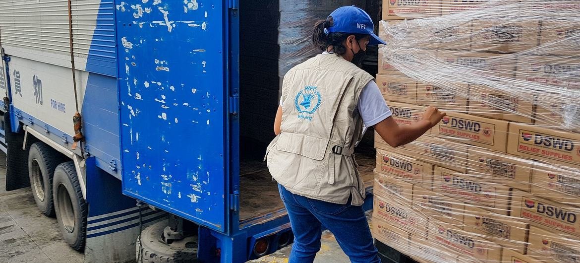 Le PAM fournit plus de 70 000 colis alimentaires familiaux à diverses zones touchées par le typhon Rai aux Philippines.