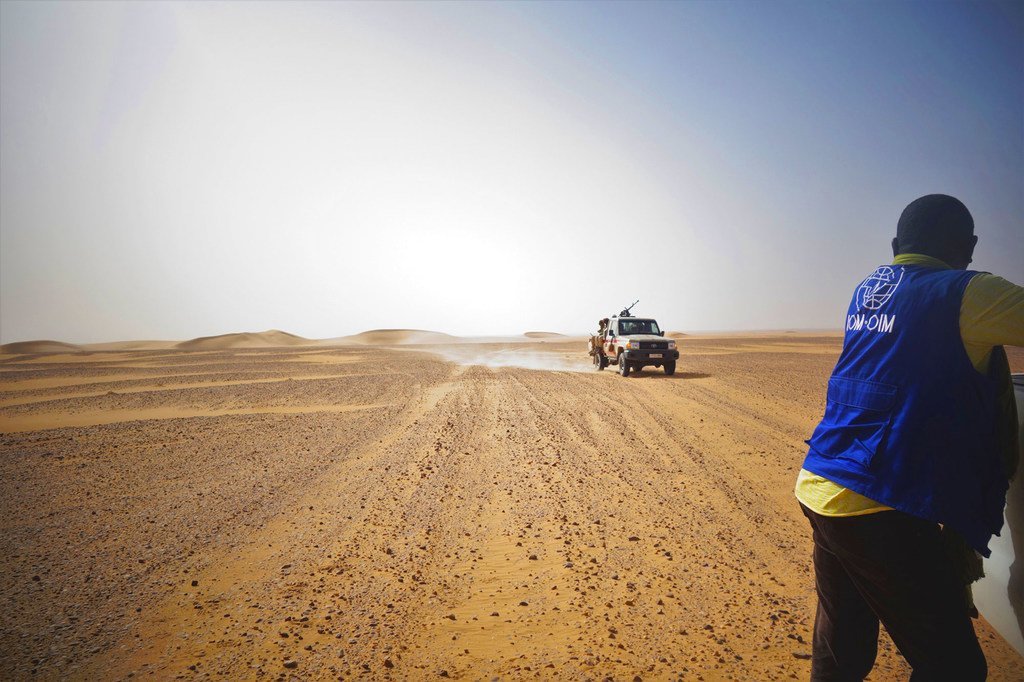 移民组织和尼日尔民防总局在沙漠地区联合执行移民搜救任务。