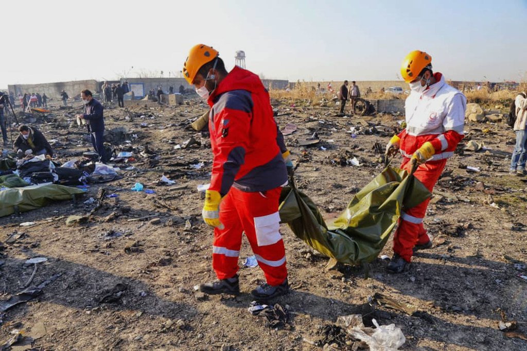 Le Croissant Rouge iranien et d'autres secouristes sur le site du crash d'un avion ukrainien à Téhéran, en Iran.