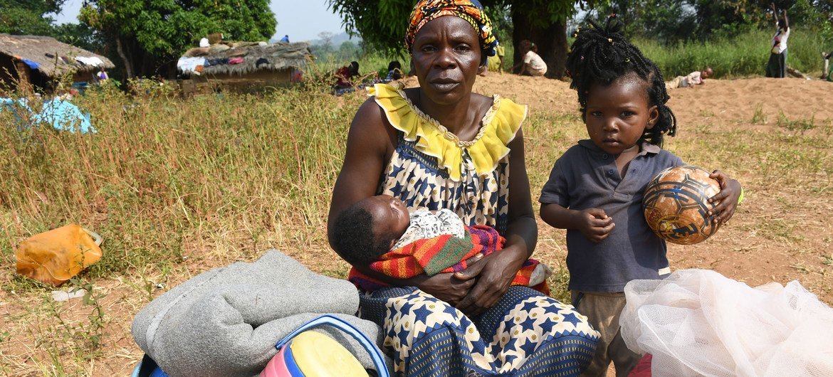 मध्य अफ़्रीकी गणराज्य से हज़ारों लोगों ने पड़ोसी देश काँगो लोकतान्त्रिक गणराज्य में शरण ली है.