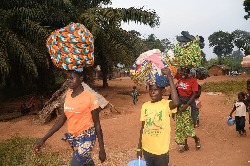 为了躲避选举暴力，中非共和国人逃往刚果民主共和国。