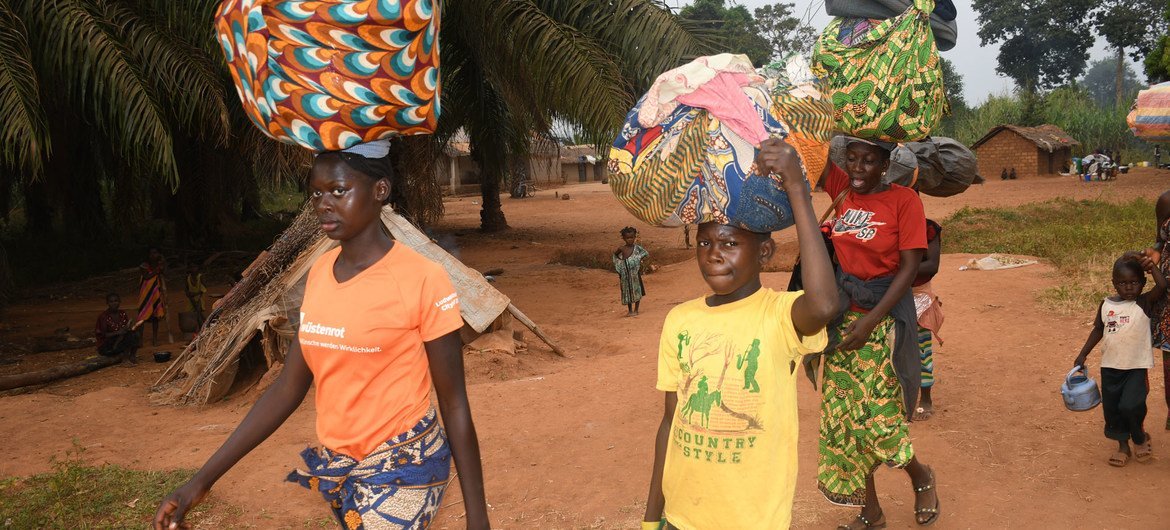 Decenas de miles de centroafricanos huyeron hacia los países vecinos debido a la violencia electoral.