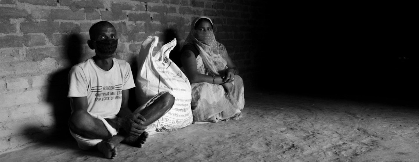 भारत में कोविड महामारी के दौरान खाद्य असुरक्षा से जूझ रहे कमज़ोर तबके के लोगों को विश्व खाद्य कार्यक्रम खाद्य सहायता प्रदान कर रहा है. भारत में कोविड महामारी के दौरान खाद्य असुरक्षा से जूझ रहे कमज़ोर तबके के लोगों को विश्व खाद्य कार्यक्रम खाद्य सहायता प्रदान कर रहा है.