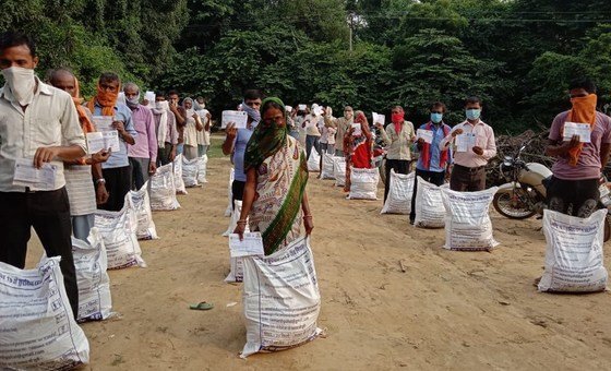 Migrantes na Índia recebendo apoio humanitário
