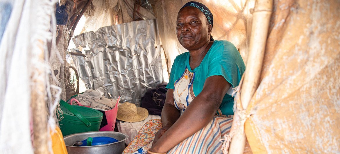 Mulher em campo de deslocados em Kalemi. Cerca de 19,6 milhões de pessoas vão precisar de assistência e proteção em 2021