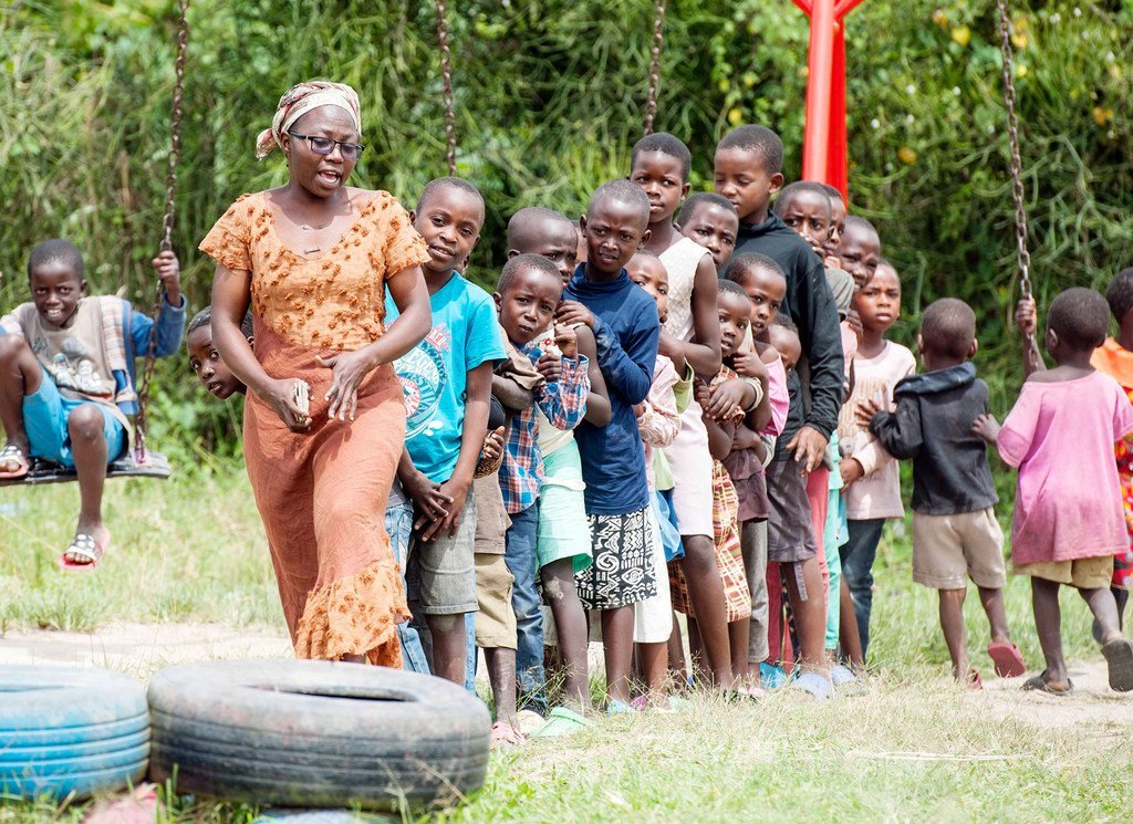 En Ouganda, les activités de développement de la petite enfance au centre Busheka (dans le district d’Isingiro) inclut des jeunes du camp de réfugiés d’Oruchinga et aident ces derniers à développer des compétences critiques.