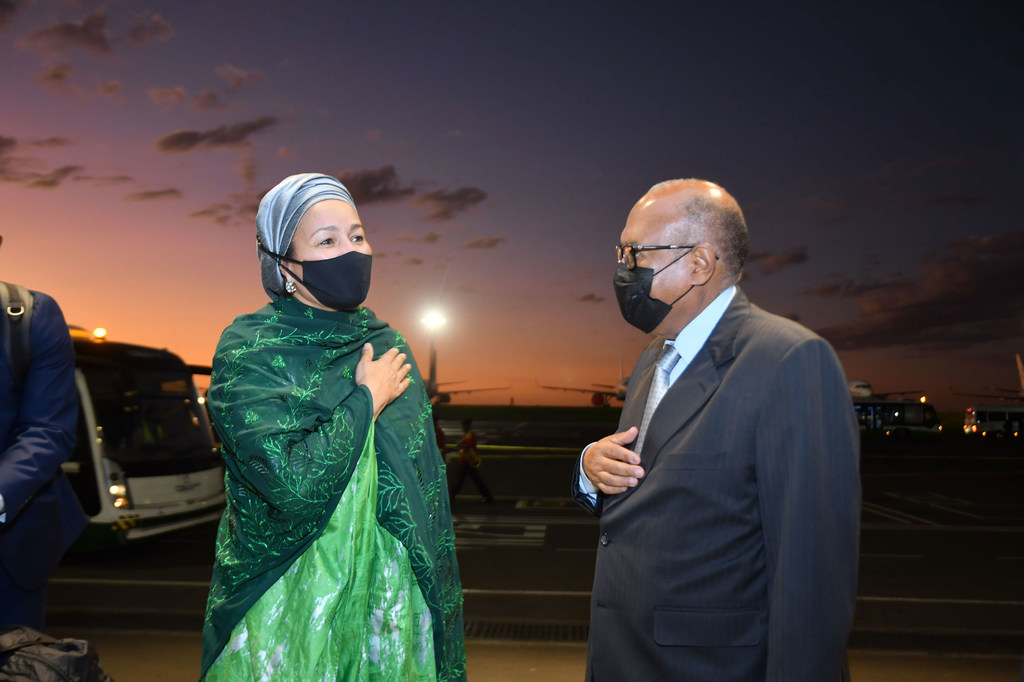 Amina Mohammed fue recibida por el embajador Mehereteab Mulugeta, jefe de gabinete del Ministerio de Asuntos Exteriores de Etiopía, a su llegada a Addis Abeba con motivo de la 35ª Cumbre de la Unión Africana.