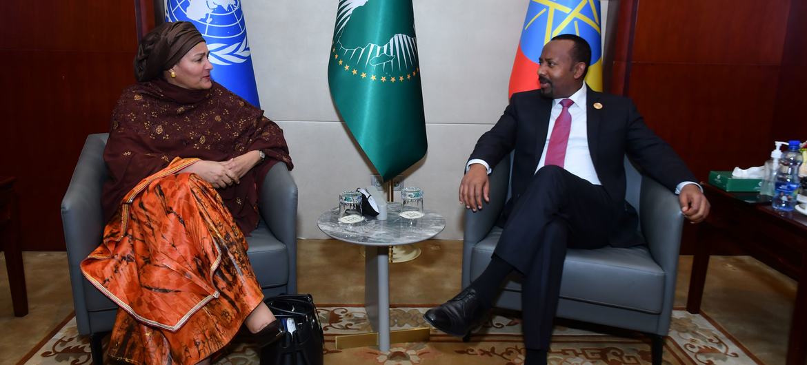 La vicesecretaria general, Amina Mohammed, mantiene conversaciones bilaterales con el primer ministro Abiy Ahmed Ali, durante la Cumbre de la Unión Africana, celebrada en Addis Abeba (Etiopía).