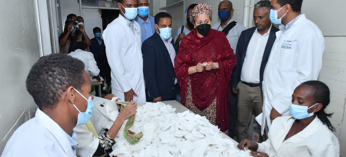 La Vice-secrétaire générale Amina Mohammed (au centre) visite un hôpital à Mekelle et rencontre le personnel médical qui est contraint de retraiter et de réutiliser des articles de santé de base dont les stocks s'épuisent rapidement.