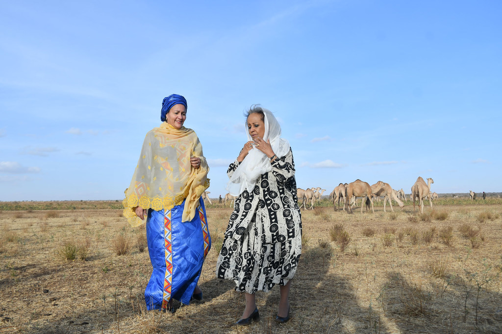 La vicesecretaria general, Amina Mohammed (izquierda), estuvo acompañada por la presidenta de Etiopía, Sahle-Work Zewde, durante su visita a las comunidades afectadas por la sequía en la región de Somali.