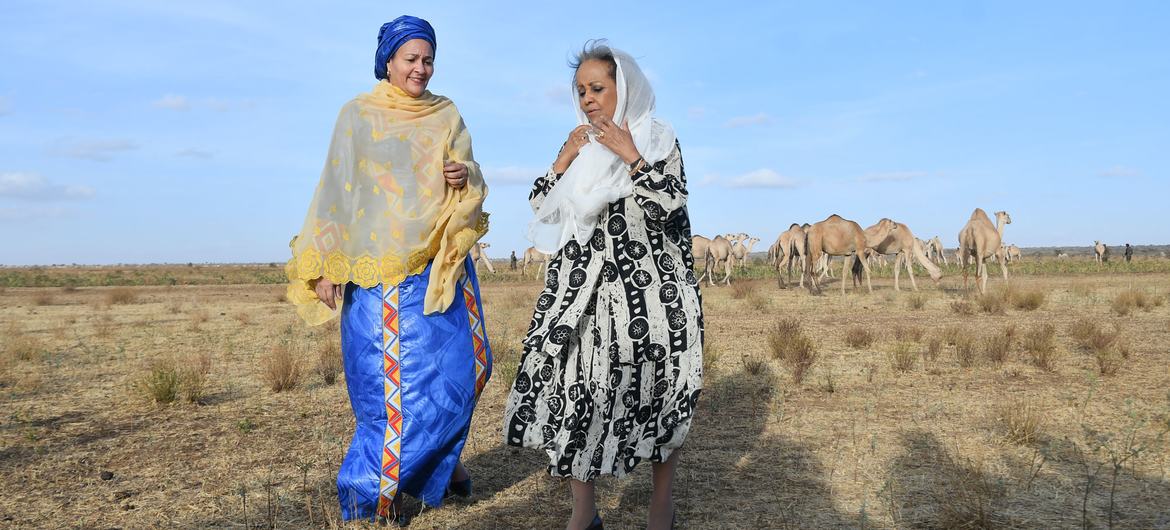 La Vice-secrétaire générale Amina Mohammed (à gauche) accompagnée de la Présidente éthiopienne Sahle-Work Zewde lors de sa visite aux communautés frappées par la sécheresse dans l'État régional de Somali.