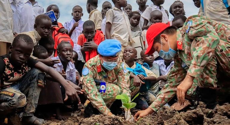 Vietnamese peacekeepers serving with UNMISS plant a sapling that involves local youth in a project to reduce the mission’s ecological footprint in South Sudan.